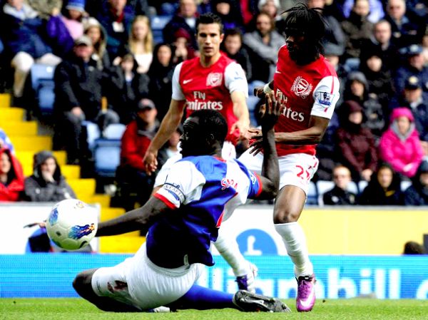 Gervinho postiže prvi današnji pogodak na Ewoodu; foto: Reuters