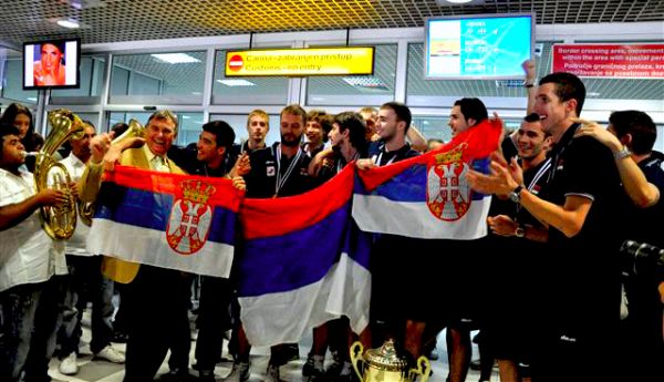 Srpski odbojkaši na beogradskom aerodromu; foto: TANJUG