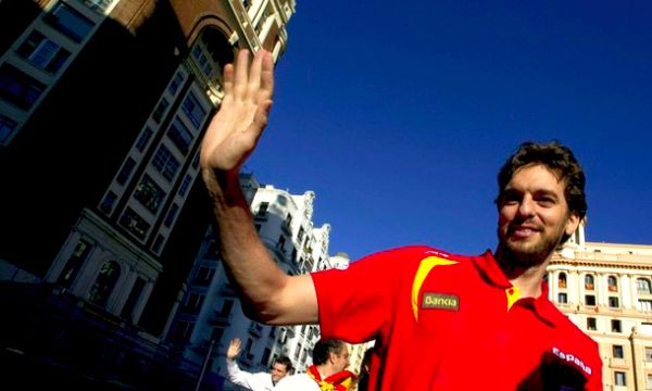 Pau Gasol proslavlja evropsko zlato na ulicama Madrida; foto: Reuters