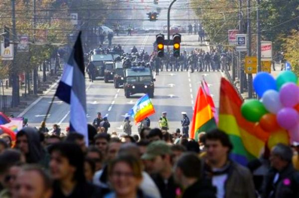 MUP Srbije tokom obezbjeđivanja prošlogodišnje Parade ponosa pretrpio je štetu od oko 1,5 miliona evra, a oko 200 policajaca je povrijeđeno; foto: AP