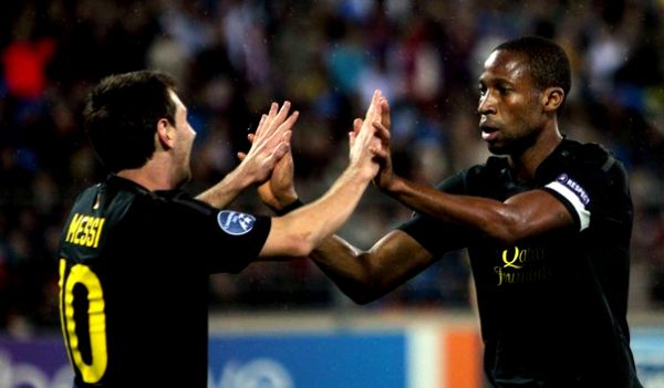 Leo Messi i Seydou Keita; foto: Reuters