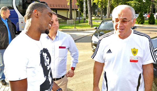 Gadzhi Gadzhiev i Samuel Eto'o; foto: Fc-anji.ru