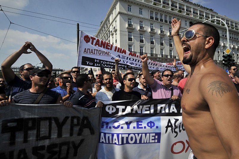 Do sukoba je došlo kada su mladi koji su se okupili u centru grčke prijestonice počeli na policiju da bacaju kamenice