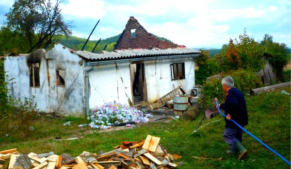 Zgarište kuće stradalog Milutina Sredojevića; foto: SRNA