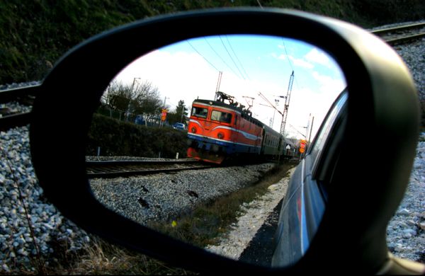 Zahtjev mašinovođa da se tzv. kilometar-sat isplaćuje po 2,4 KM umjesto sadašnje jedne KM, za menadžment nije u skladu s Kolektivnim ugovorom; ilustracija: Vlaki.info