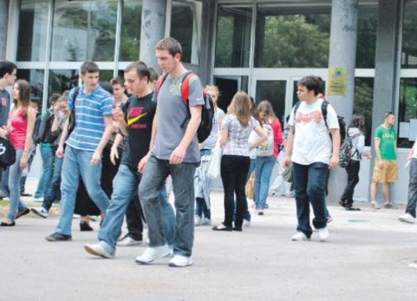 djeca ispred skole