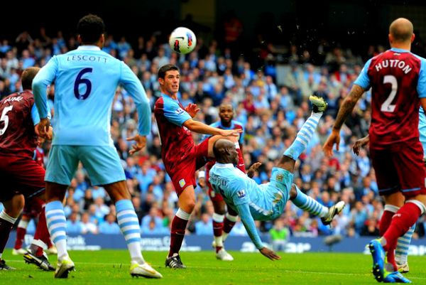 Mario Balotelli škaricama pogađa za vodstvo Cityja; foto: Getty Images