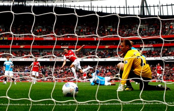 Robin van Persie i Simon Mignolet; foto: Getty Images