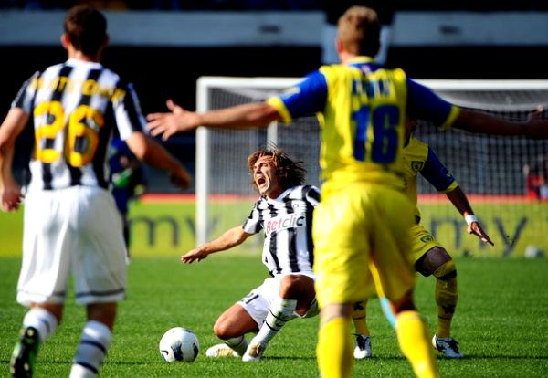 U ovoj svojevrsnoj nogometnoj travestiji učestvovali su i Chievo i Juventus, koji na stadionu Marc'Antonio Bentegodi u Veroni nisu uspjeli zabaviti gledatelje; foto: Getty Images