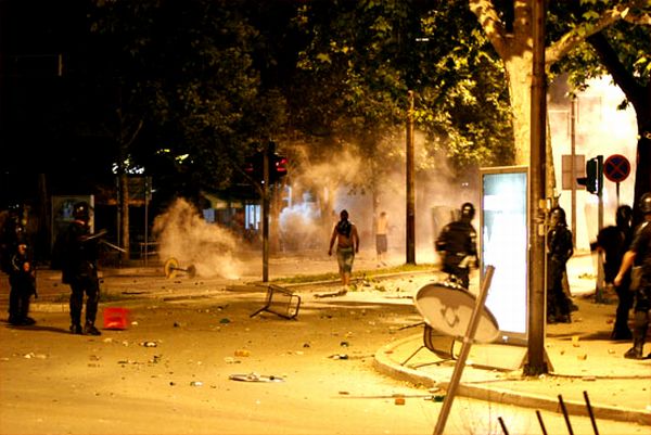 Prizor s mostarskih ulica za vrijeme nereda 'navijača' Turske i Hrvatske; foto: Bljesak.info