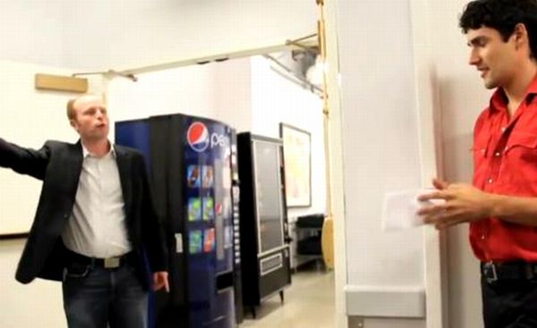 Svečani trenutak uručivanja otkaza; screenshot: YouTube