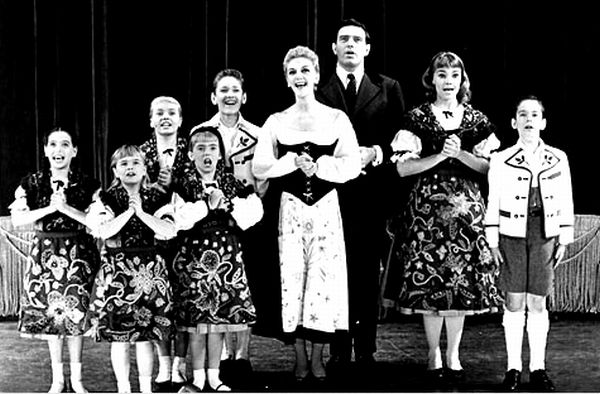 Originalna brodvejska produkcija mjuzikla premijerno izvedena 16. novembra 1959. postigla je velik uspjeh i odonda je doživjela mnoge produkcije i izvedbe; foto: The-sound-of-music-guide.com