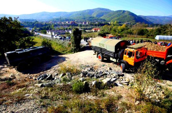 Barikade u Jagnjenici, nadomak Zubinog potoka; foto: Reuters