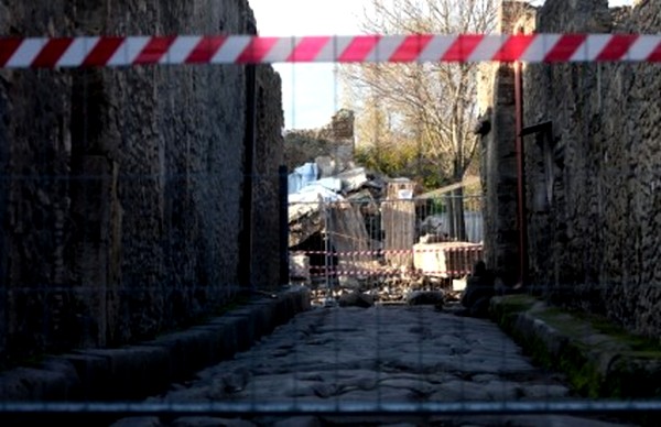 Urušio antički zid u Pompeji; Foto