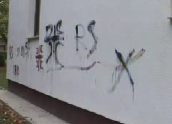 Grafiti na džamiji u Modriči
