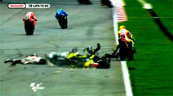 Marco Simoncelli: Vozaču Honde od jačine udarca spala je kaciga sa glave i ostao je da leži na stazi; foto: AP