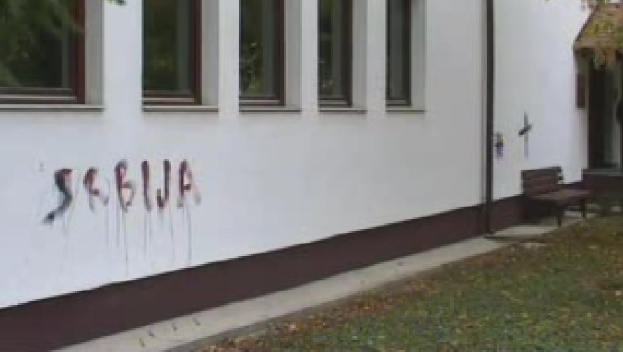 Grafiti na džamiji u Modriči