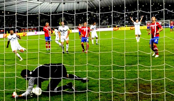 Nemanja Vidić i Samir Handanovič; foto: Reuters