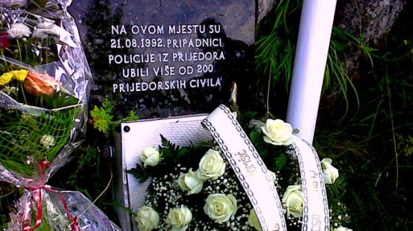 Spomen-ploča na Korićanskim stijenama, koju porodice stradalih uklanjaju nakon obilježavanja godišnjica; foto: Eldin Hadžović