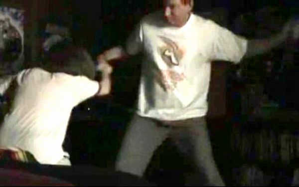 William Adams zlostavlja svoju kći Hillary; screenshot: YouTube
