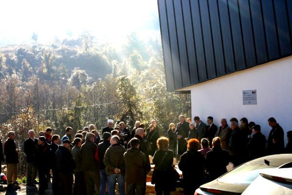 Svečanost u Kratinama: U dvije istovjetne zgrade u selima Kratine i Slatina će živjeti po četiri porodice lošeg imovinskog stanja; foto: Opstinafoca.rs.ba
