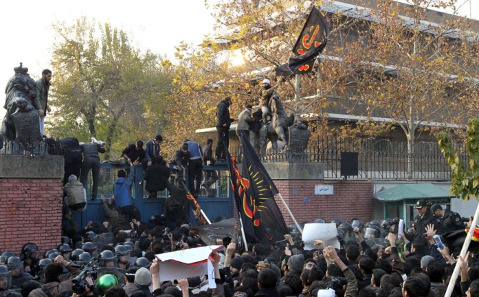 Više desetina Iranaca ušlo je danas, bez policijske intervencije, u ambasadu Velike Britanije u Teheranu i britansku zastavu zamenilo iranskom