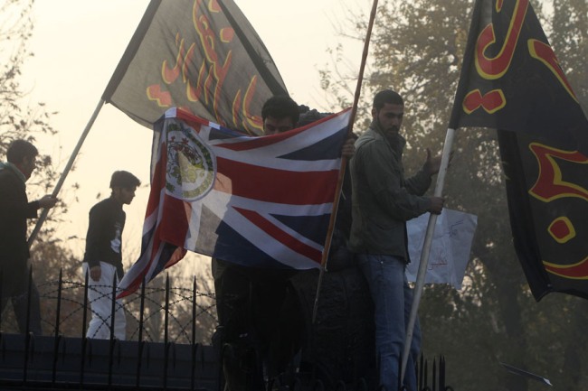 Više desetina Iranaca ušlo je danas, bez policijske intervencije, u ambasadu Velike Britanije u Teheranu i britansku zastavu zamenilo iranskom