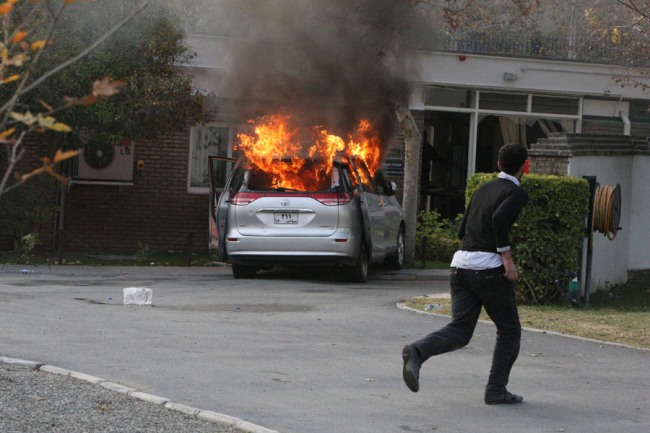 Više desetina Iranaca ušlo je danas, bez policijske intervencije, u ambasadu Velike Britanije u Teheranu i britansku zastavu zamenilo iranskom