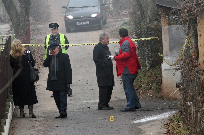 Incident se desio u naselju Zmajevac iznad Baščaršije. Izgorjeli su automobil BMW i VW buba, oba u Karkinovom vlasništvu/ Foto: DEPO PORTAL