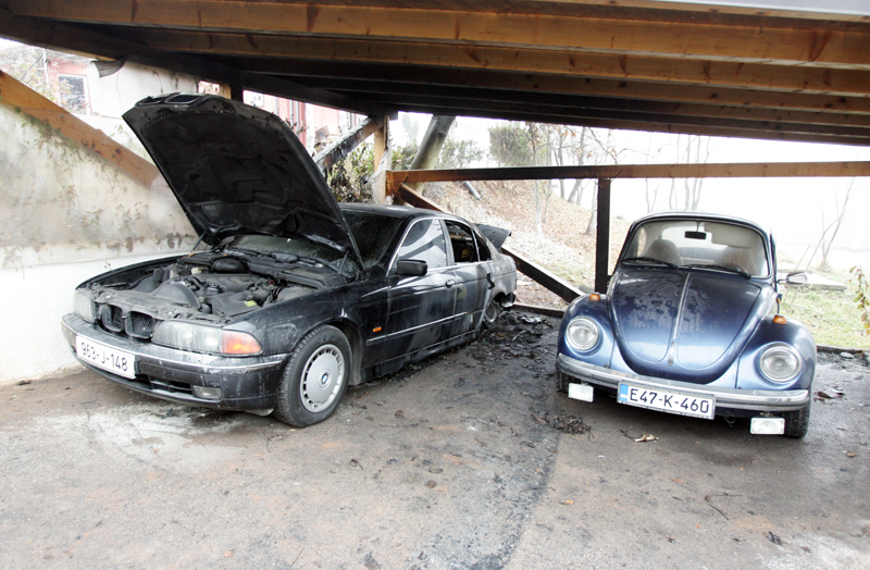 Incident se desio u naselju Zmajevac iznad Baščaršije. Izgorjeli su automobil BMW i VW buba, oba u Karkinovom vlasništvu/ Foto: DEPO PORTAL