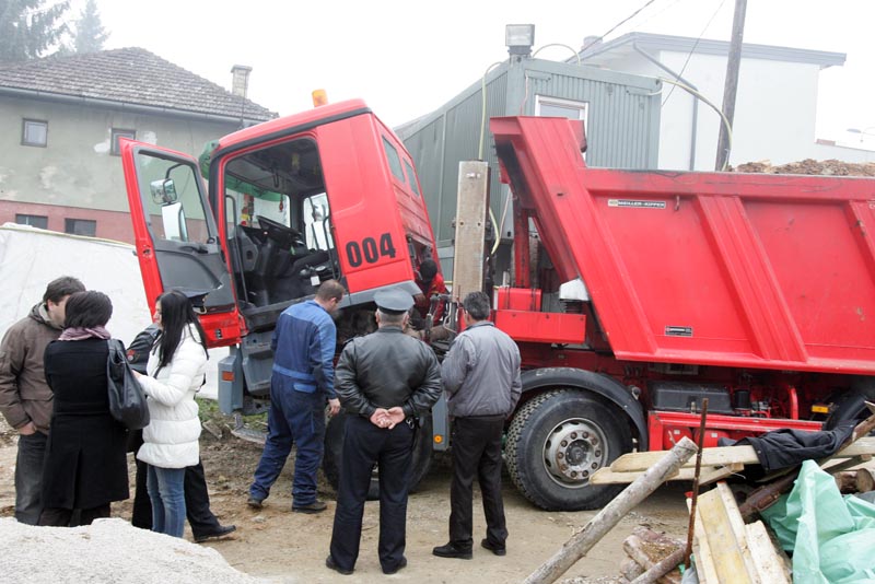 Nakon pripreme terena i predpristupnog puta, kamioni i bageri su ušli na gradilište. Na terenu su građevinski inspektori Općine Centar/ Foto: DEPO PORTAL