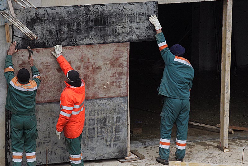 Nakon pripreme terena i predpristupnog puta, kamioni i bageri su ušli na gradilište. Na terenu su građevinski inspektori Općine Centar/ Foto: DEPO PORTAL