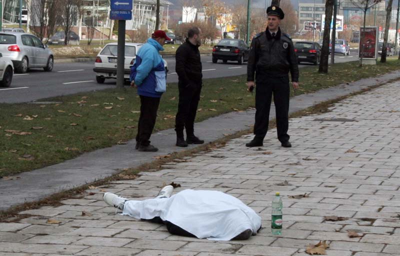 Čovjek preminuo na ulici, FOTO: DEPO