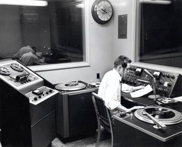 Radio stanica BBC 6 će u novogodišnjoj noći emitovati muziku isključivo sa gramofonskih ploča