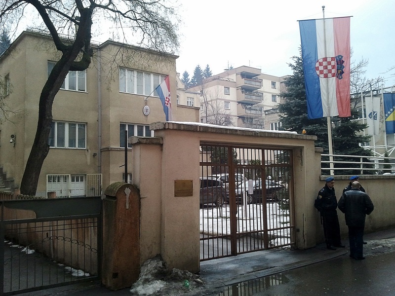 Muškarac se zapalio pred zgradom Veleposlanstva Republike Hrvatske u Sarajevu/ Foto: DEPO PORTAL
