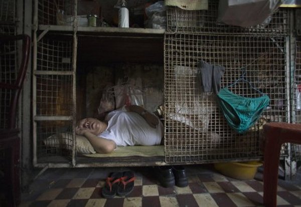 Više od 100.000 ljudi u Hong Kongu živi u kavezima površine jedan kvadratni metar