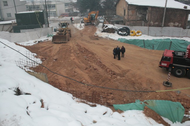Rušenje bespravno izgrađenog objekta u Nahorevskoj