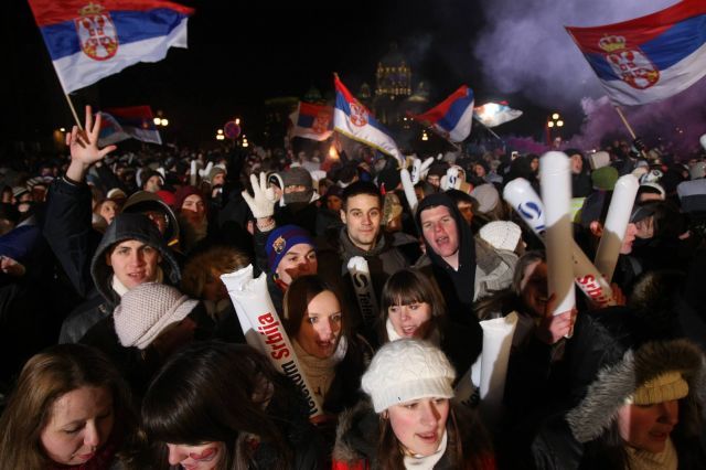 Oko 15.000 ljudi ispred beogradske Skupštine dočekalo vaterpoliste i rukometaše Srbije