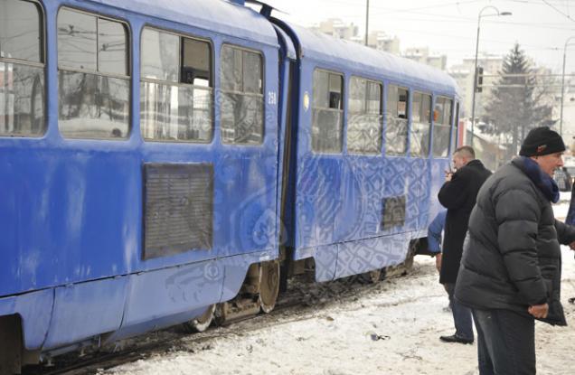 Tramvaj iskočio iz šina kod Remize
