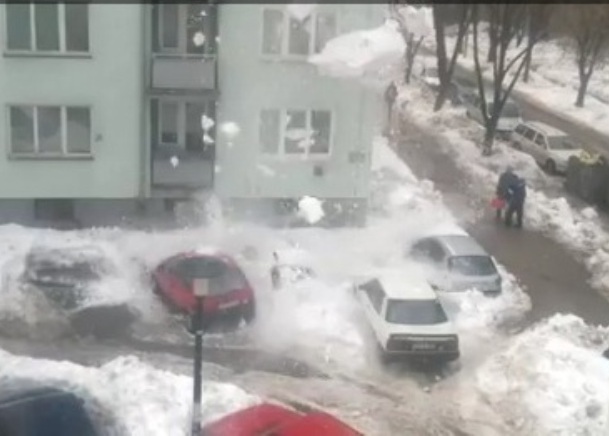snijeg uništio automobile