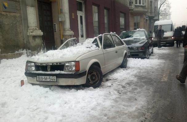 Snijeg sa krova oštetio tri automobila 