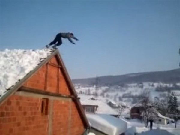 Skakanje s krova u snijeg