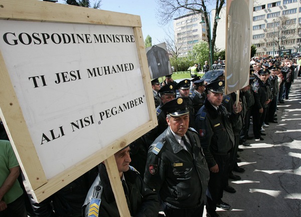 protest policije ks naslovna