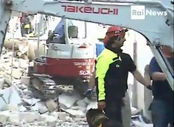 Usljed eksplozije urušile se dvije zgrade, poginula tročlana porodica