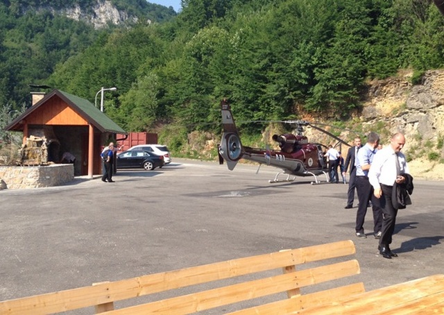 Premijer Aleksandar Džombić helikopterom dolazi u kafanu