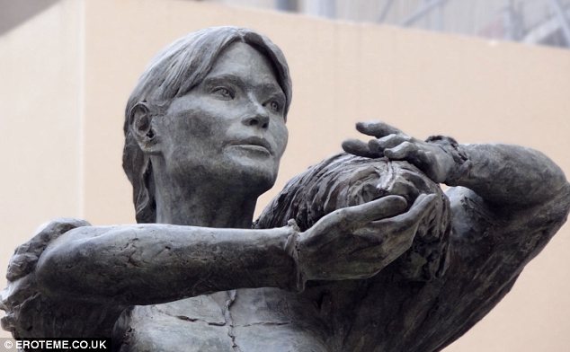 statua Carla Bruni