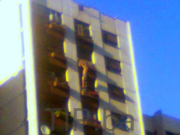 muškarac visi s balkona u tuzlanskom naselju Senjak