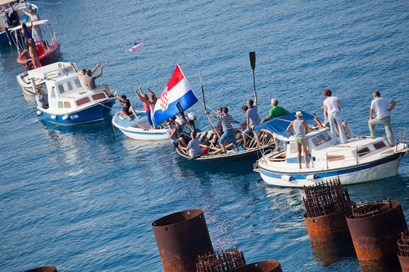 Lađama i brodicama  napravili 'živi' Pelješki most