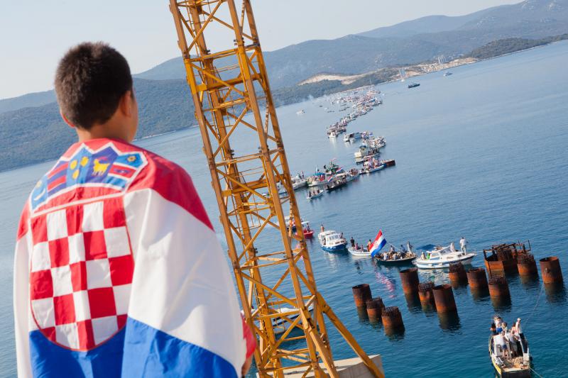 Lađama i brodicama  napravili 'živi' Pelješki most