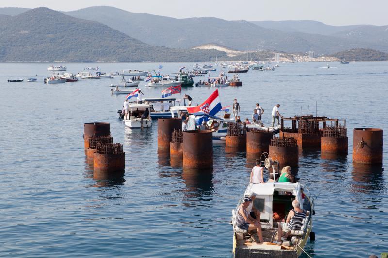 Lađama i brodicama  napravili 'živi' Pelješki most